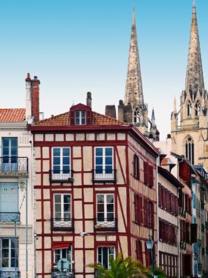 TURISMO NAVARRA: Descubre Brujas, Indianos y otros cuentos transfronterizos