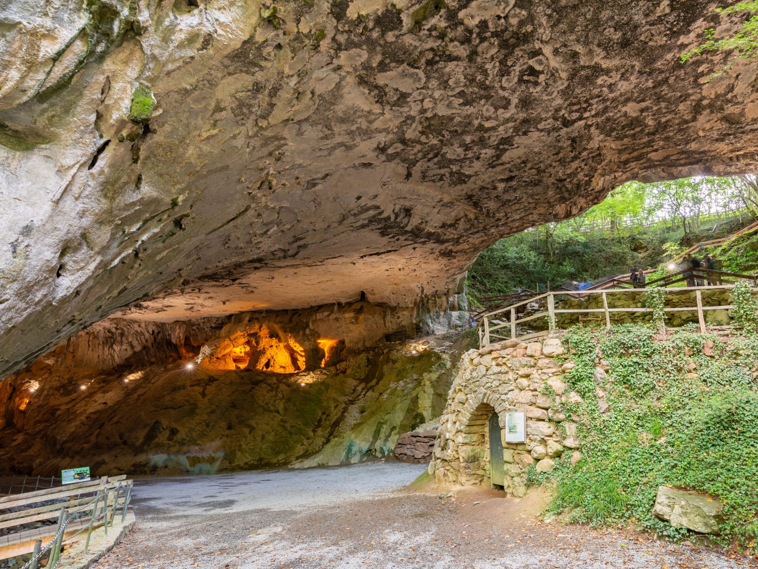 Turismo Navarra: BRUJAS, INDIANOS Y OTROS CUENTOS TRANSFRONTERIZOS